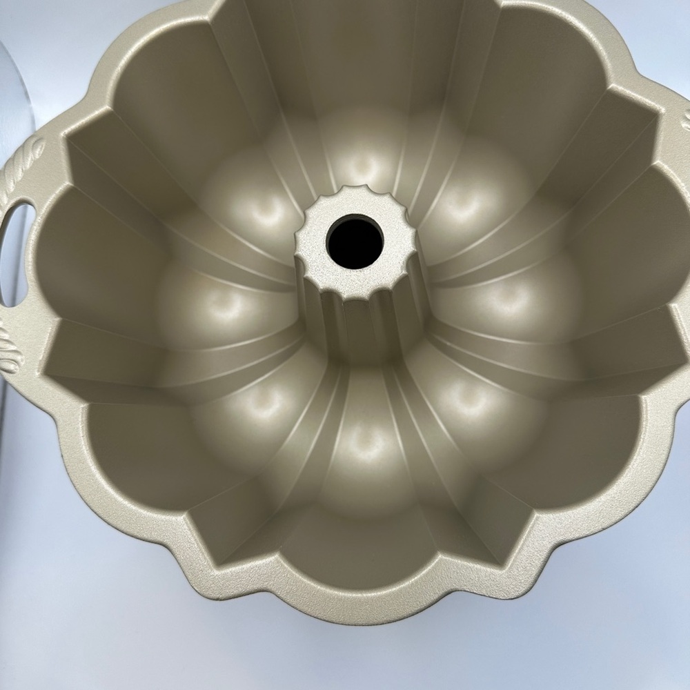 Nordic Ware Anniversary Bundt Pan - Picture 5 of 7